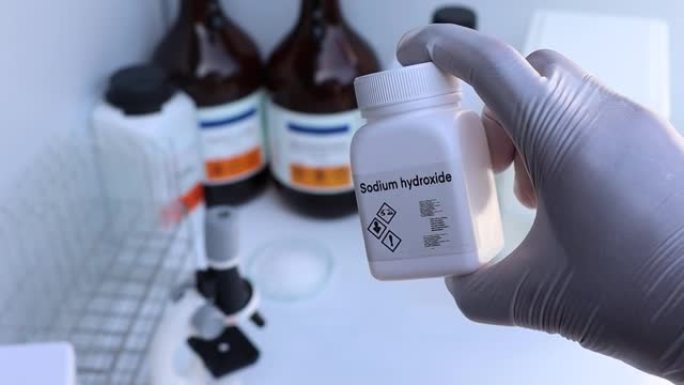 瓶中的氢氧化钠，实验室和工业中的化学物质