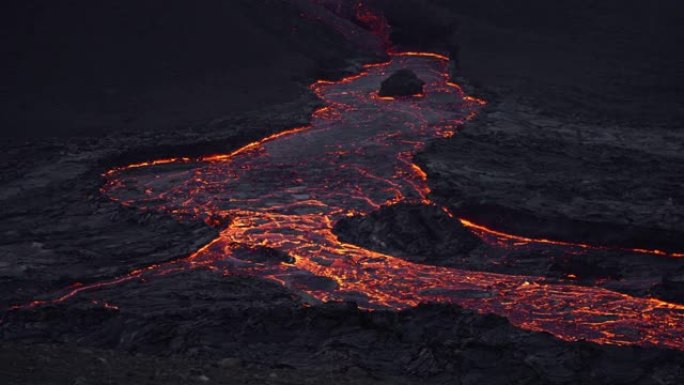 夜间喷发后，火山下游熔岩河的特写镜头。冰岛盖尔丁阿达里尔。