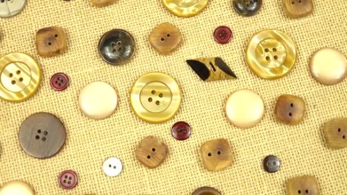 纺织品背景上的一组不同的复古棕色纽扣