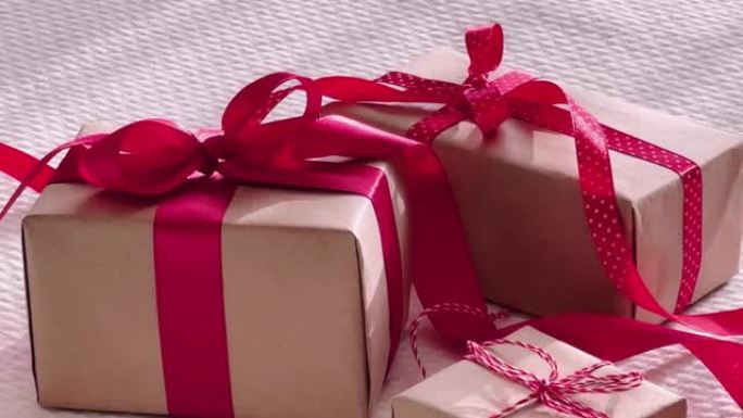 带有粉红丝带的礼物和礼物，圣诞节和假期