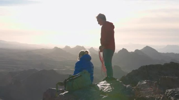 攀岩者从沙漠山脊峰顶的山顶上