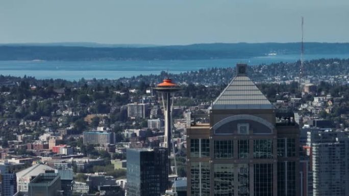 鸟瞰图显示了带有橙色顶部的西雅图太空针塔，以纪念其成立60周年。