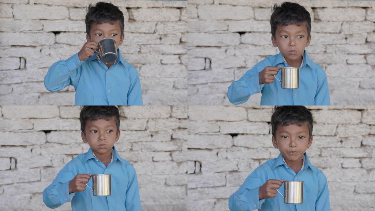 尼泊尔小男孩饮用水，安纳普尔纳山脉附近的村庄