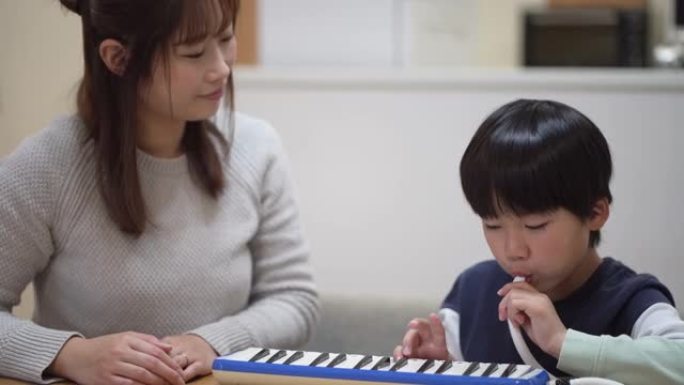 父母和孩子练习键盘口琴