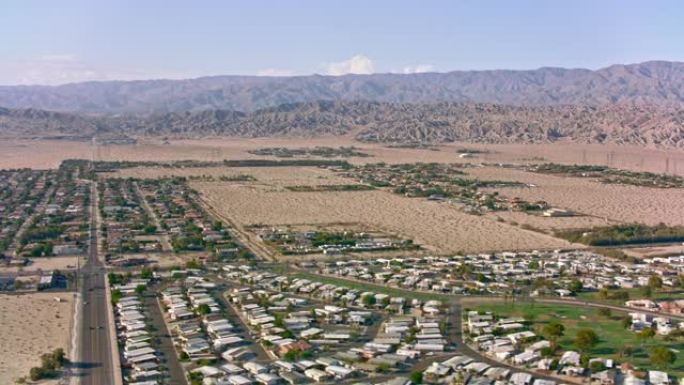 沿着加利福尼亚州棕榈沙漠的高尔夫社区进行空中飞行
