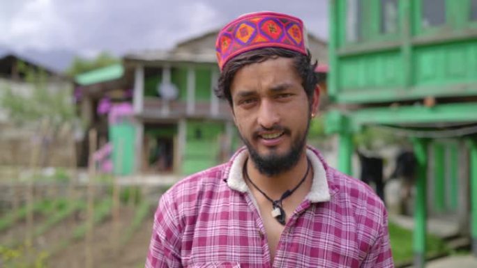 一名年轻的印度男性喜马偕里男子 (帕哈里男子) 戴着传统或民族帽子的特写镜头