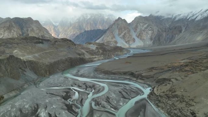 秋天，沿着喀喇昆仑山公路，喜马拉雅山喀喇昆仑山脉的hunza河的风景鸟瞰图。巴基斯坦北部