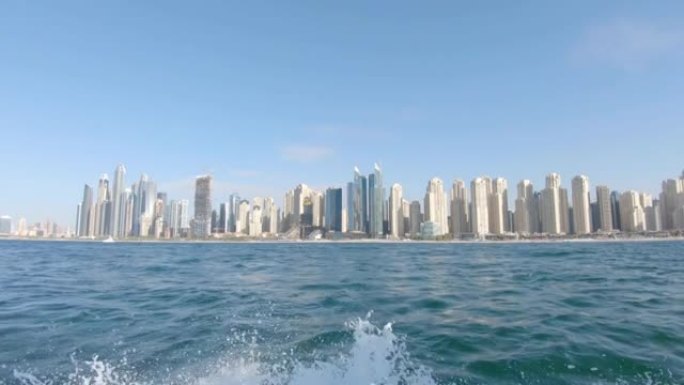 在迪拜的摩托艇快艇上游览观光的4k镜头。