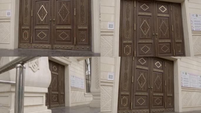 清真寺的木制入口门，装饰着美丽的图案
