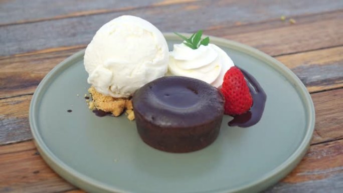 巧克力熔岩配香草冰淇淋和奶油在盘子里