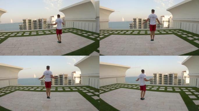 肌肉健美男子在迪拜一家酒店的屋顶上锻炼。