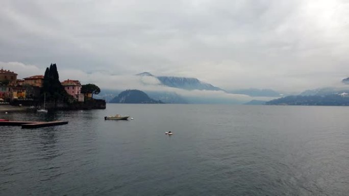 意大利度假科莫瓦伦纳湖镇山景，冬季多云有雾景观美丽景观慢动作