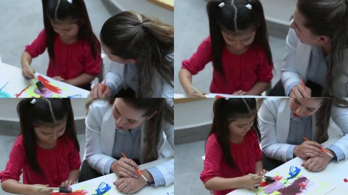 女心理学家和小女孩在治疗期间绘画
