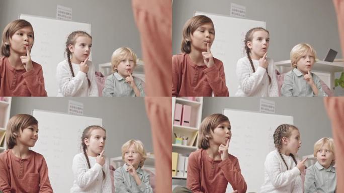 与言语治疗师一起进行发音练习的孩子
