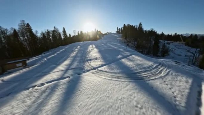 森林冬季山谷树木度假村滑雪场被雪山风景如画环绕