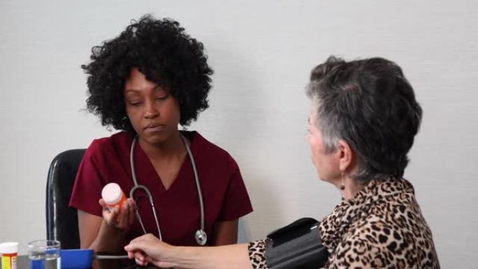 非裔美国护士向老年人解释降压药