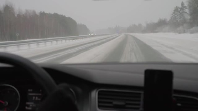 路上天气困难。扫雪机清除了轨道。