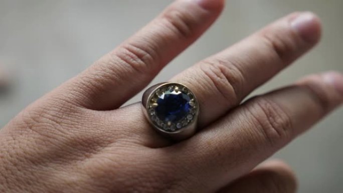 手指上的蓝色石头银戒指，特写