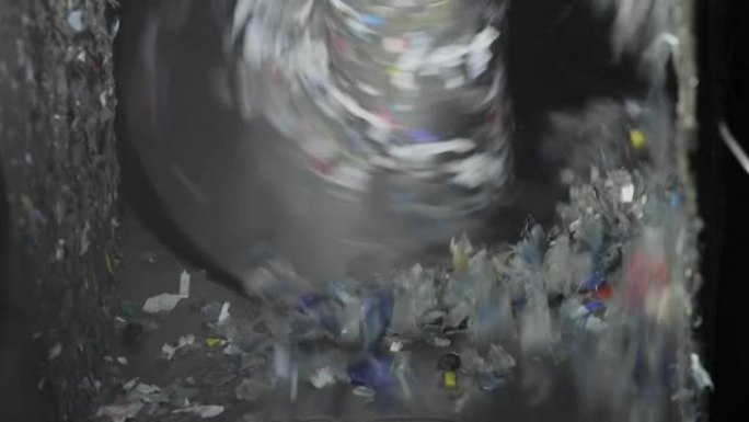 塑料碎纸机的特写。回收。转子旋转。废物粉碎机。小分数