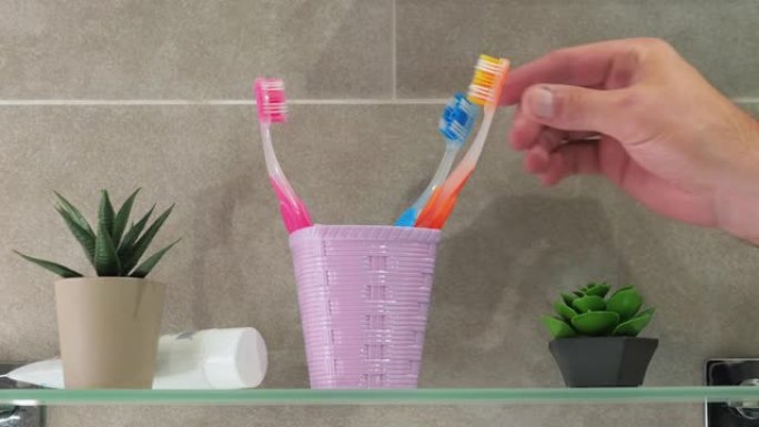 用手拿牙刷，白牙的概念，一个人在浴室刷牙