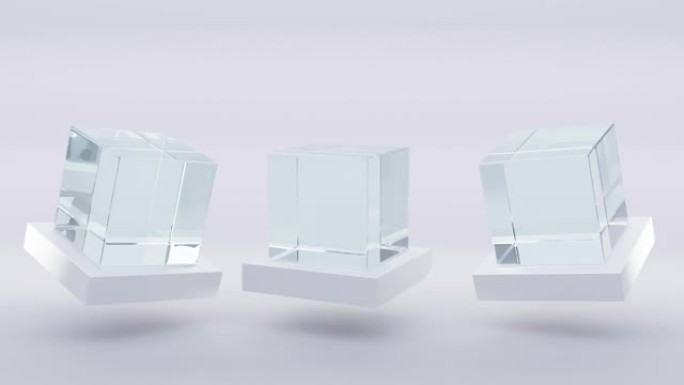 白色支架上的玻璃或塑料立方体。空白透明方形陈列柜，展览讲台，灰色背景上的水晶块。展示用丙烯酸或有机玻