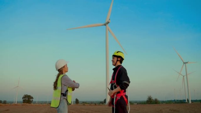 风力涡轮机维护技术人员佩戴安全装备在高处工作。风力发电机异常调查