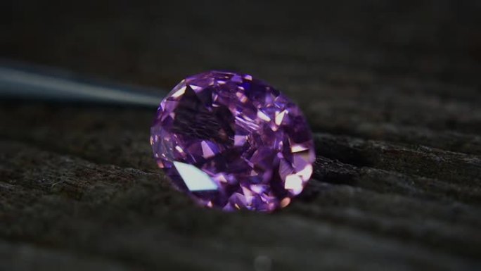 粉红钻石它是有价值的，昂贵的和稀有的。用于珠宝制作