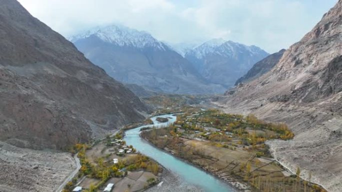 秋天，沿着喀喇昆仑山公路和小村庄，喜马拉雅山喀喇昆仑山区吉尔吉特河的风景鸟瞰图。巴基斯坦北部古皮斯省