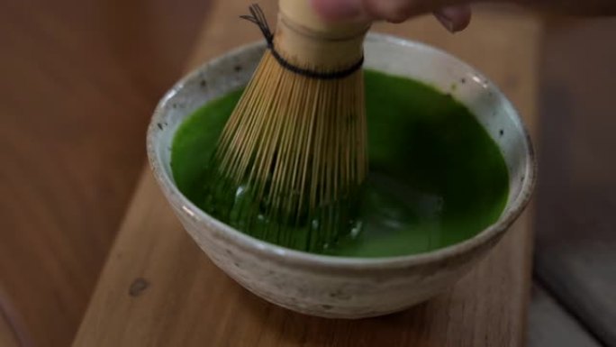 查森竹在碗里搅拌抹茶绿茶