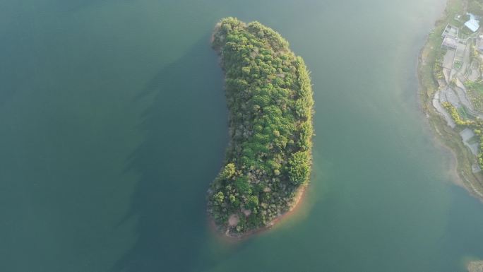 傍晚湖心朦胧烟雾月亮岛水源地水库航拍