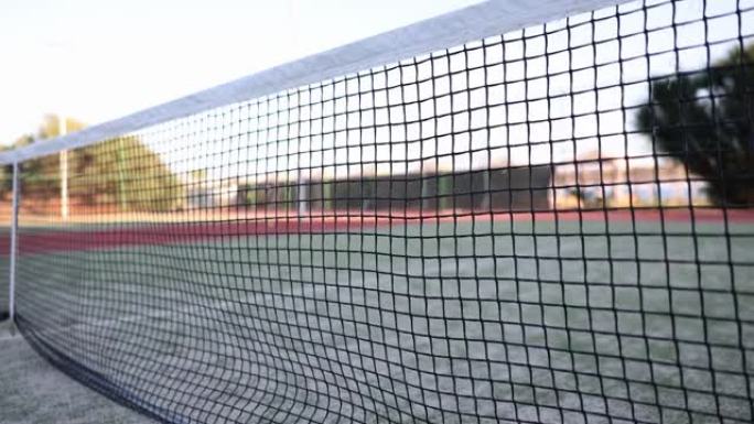 网中网球。在网球场打网球和输掉网球的球员