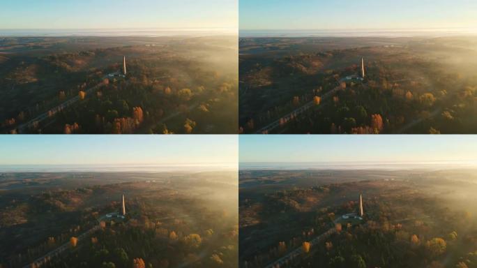 荣耀纪念碑上有雾的黎明。乌克兰罗夫纳秋季城市。空中射击