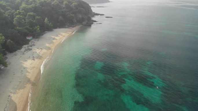 希腊无人机的斯基亚索斯岛的海滩Agia Eleni