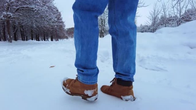 脚在雪地里。雪路上慢步莫的特写