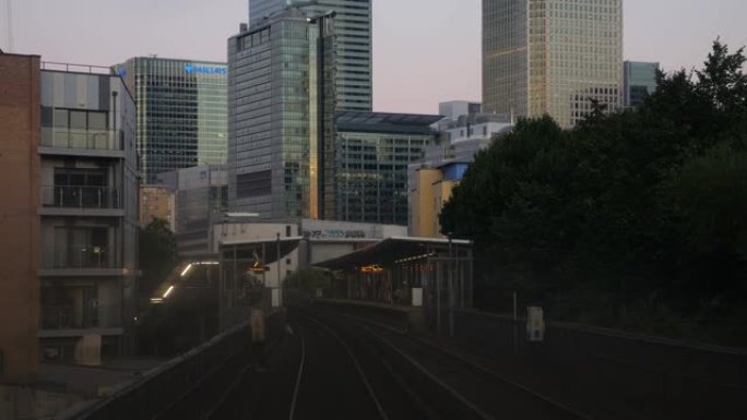 列车码头轻轨(DLR) POV在日落。进入平台。版本3