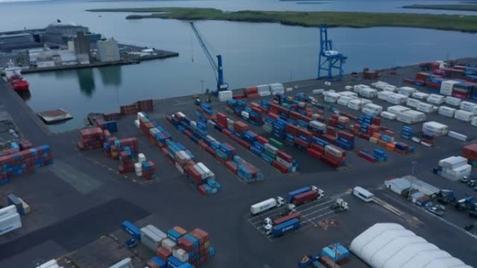 冰岛雷克雅未克桑达霍芬港准备装运的集装箱的无人机视图。贸易港的寿命。冰岛最大货港的鸟瞰图，位于雷克雅