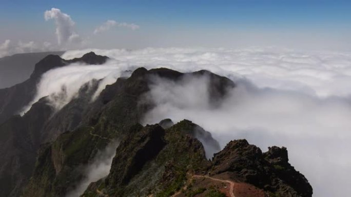 在葡萄牙马德拉的Pico Ruivo山路徒步旅行时俯瞰云反转事件的时间流逝