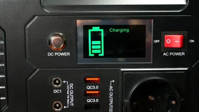 放电或电池电量低。锂便携式电站的控制面板显示。为笔记本电脑智能手机，移动电源和其他小工具充电。现代信