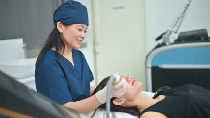 亚洲华裔女性美学家对患者进行微晶换肤治疗
