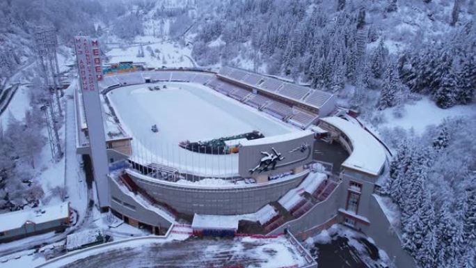 Medeo山区冬季溜冰场