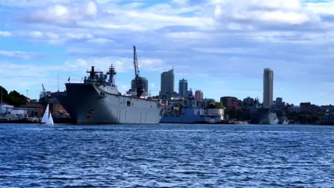 澳大利亚新南威尔士州悉尼海港的渡轮。天空和水的可爱颜色。渡轮经过首相住处帆船和游艇经过