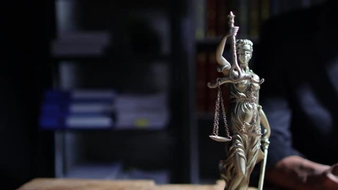 法律和正义概念，在律师事务所工作的律师。