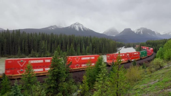 秋季，加拿大加拿大落基山脉班夫国家公园Bow Valley的火车经过著名的Morant曲线