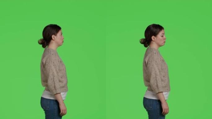 垂直视频: 用绿屏在全身背景上摆姿势的悲伤人的简介