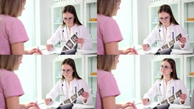 女性妇科医生查看女性患者超声图像的描述