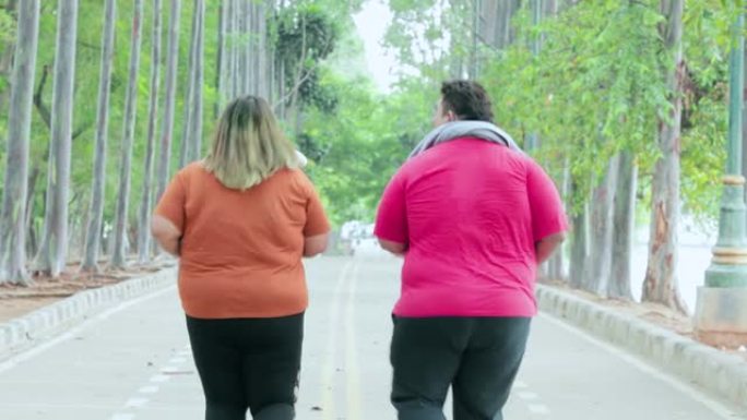 肥胖夫妇一起慢跑的后视图