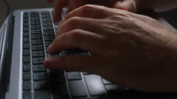 人手在键盘上打字的特写