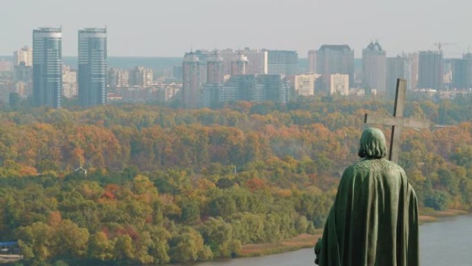 历史雕像在中午观看第聂伯河上基辅城市的全景