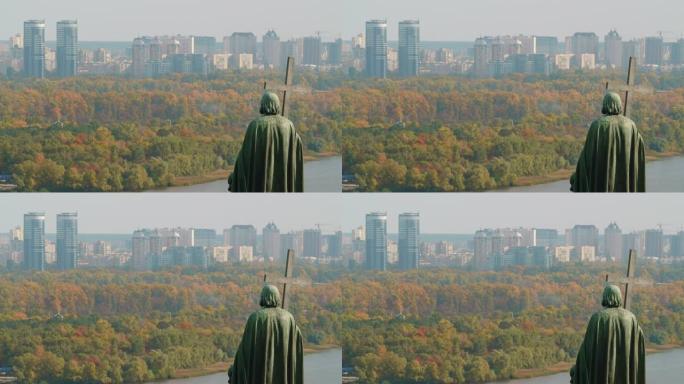 历史雕像在中午观看第聂伯河上基辅城市的全景