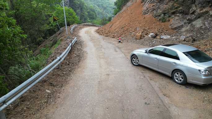 山区道路   贫困山区   山体滑坡